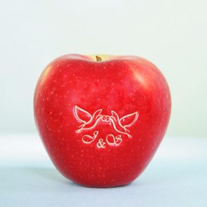 Hochwertig gravierter Apfel für Hochzeit
