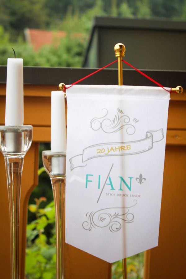 Bedruckter Wimpel mit goldenem Ständer