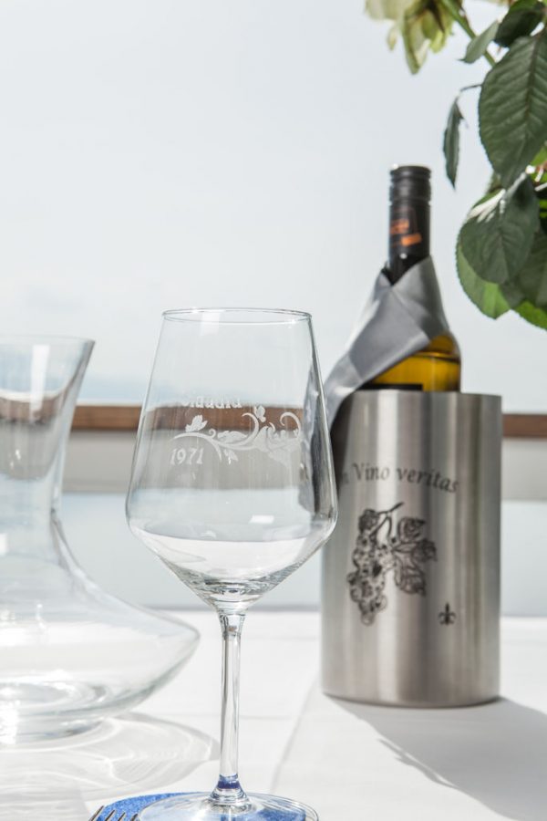 Weinglas mit langlebiger und nachhaltiger Lasergravur